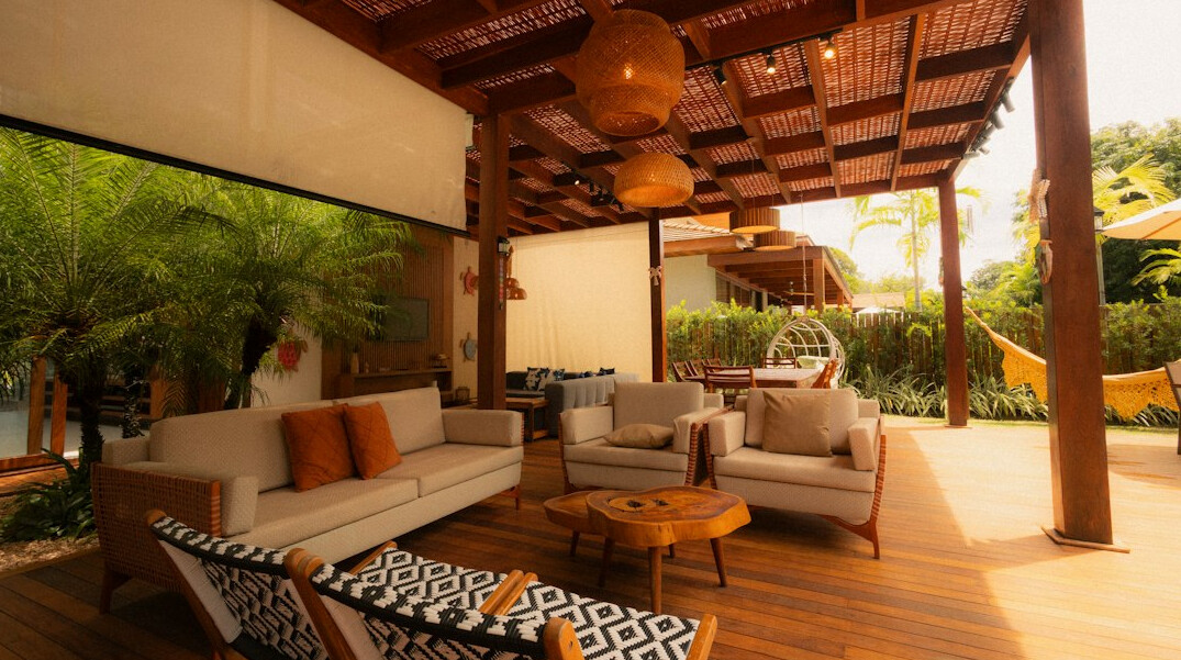 celebrity home pool area